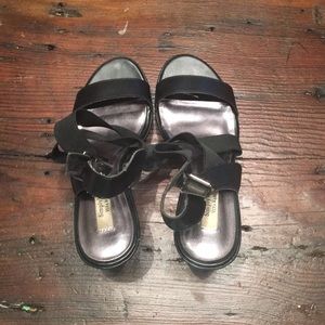 Simply Vera Black Wedges